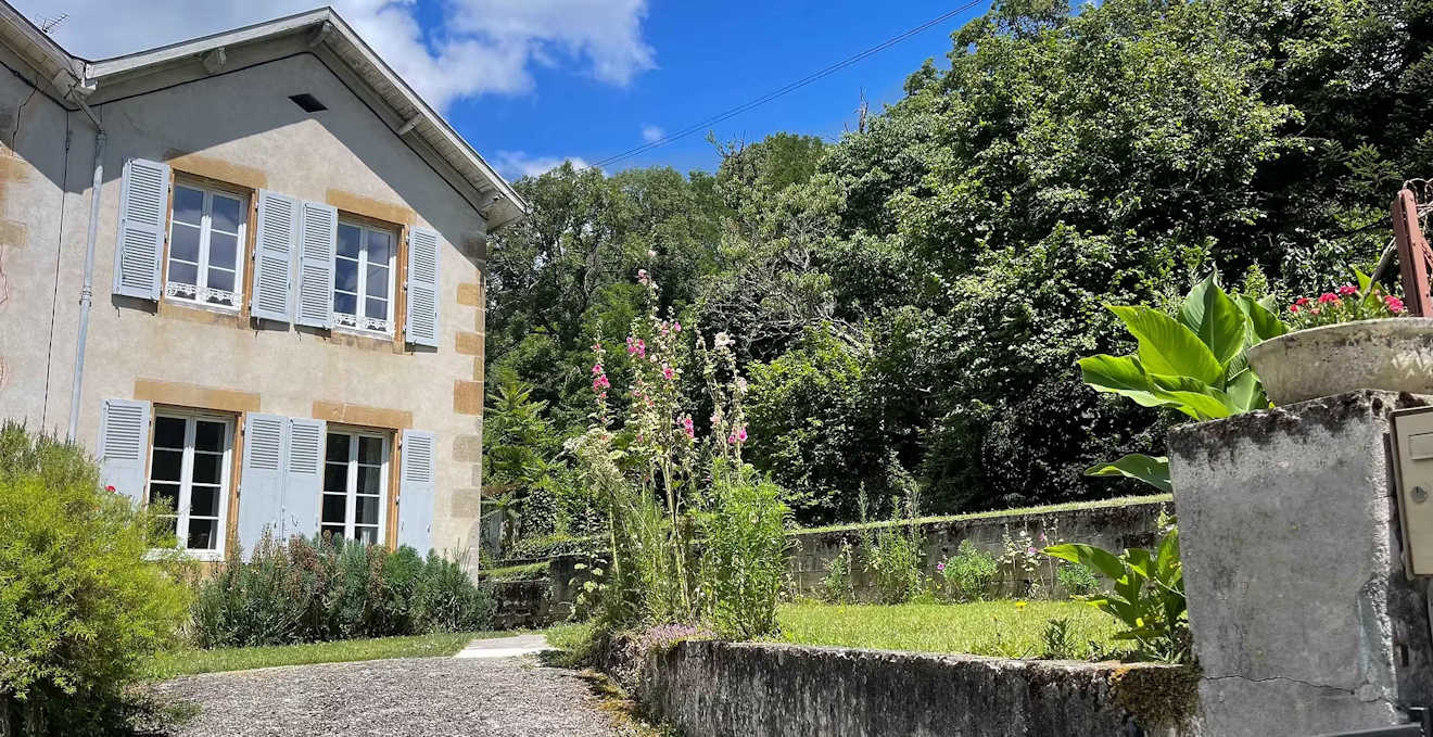 confolens long term rental