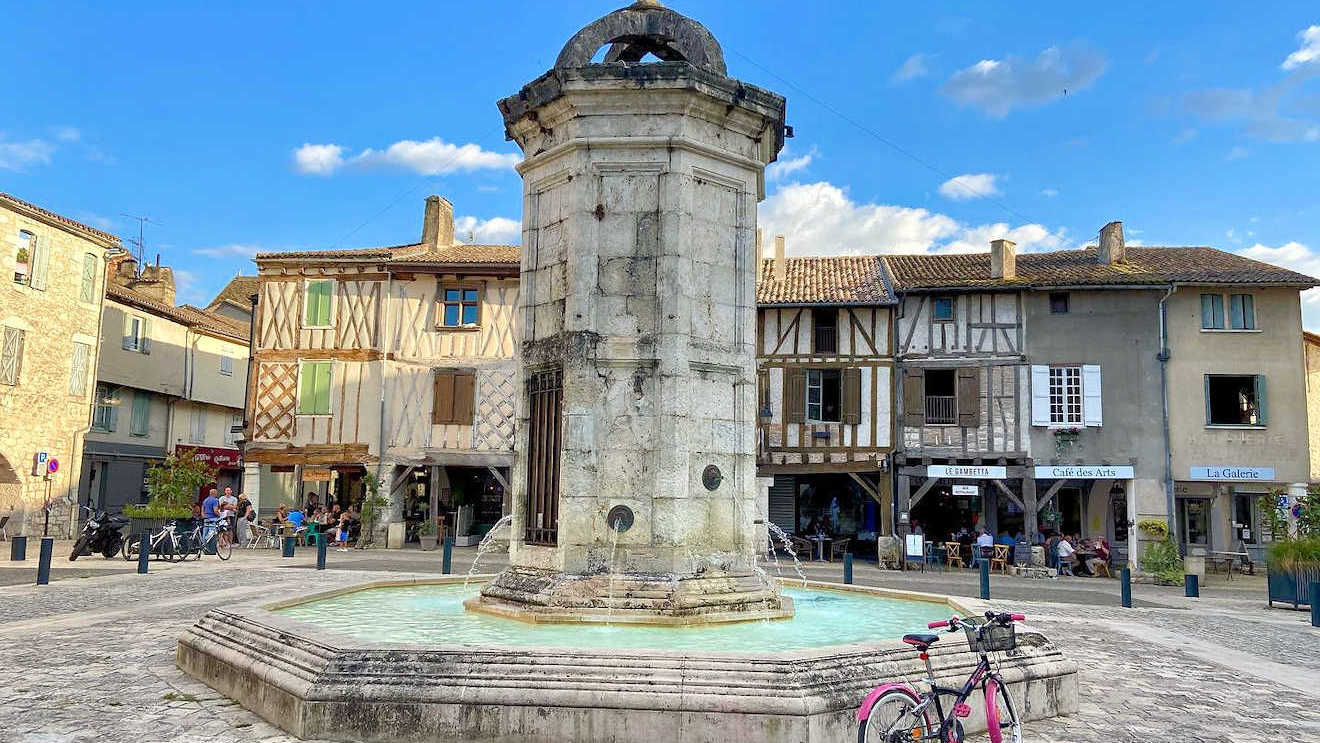 eymet fountain france