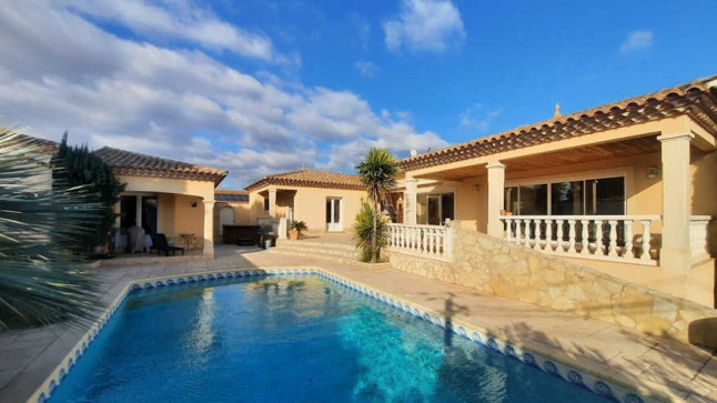 Pinet villa for rent near the beach in France