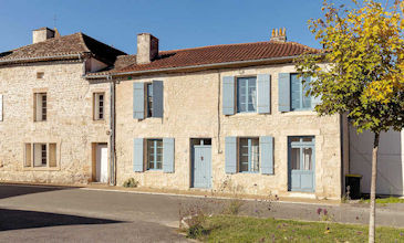 Maison aux Volets Bleus - large 5 bed house to rent in Dordogne France with pool