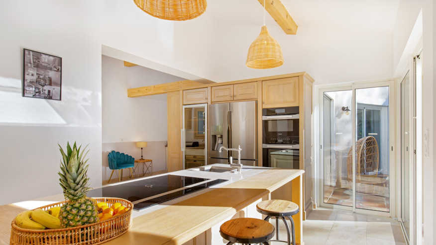 Salon design et lumineux de la Villa des Flots