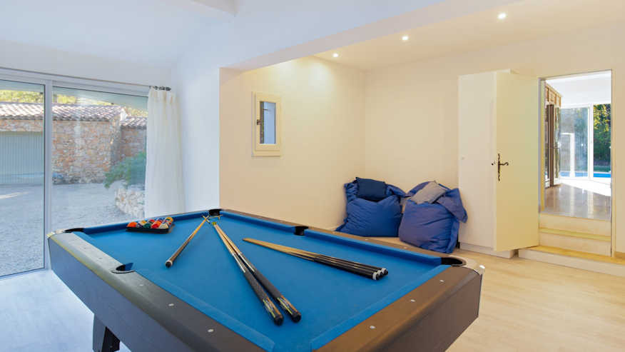 Vaste salon ouvert sur la mer – Villa des Flots