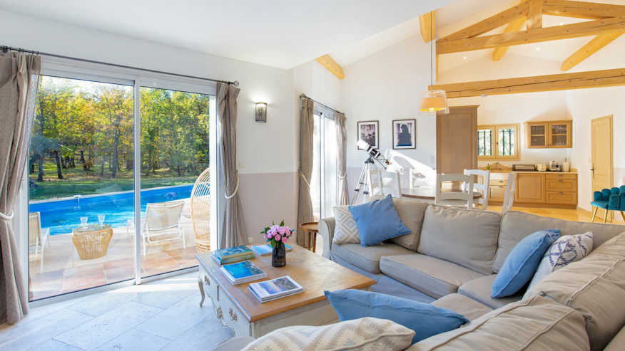 Salon design et lumineux de la Villa des Flots