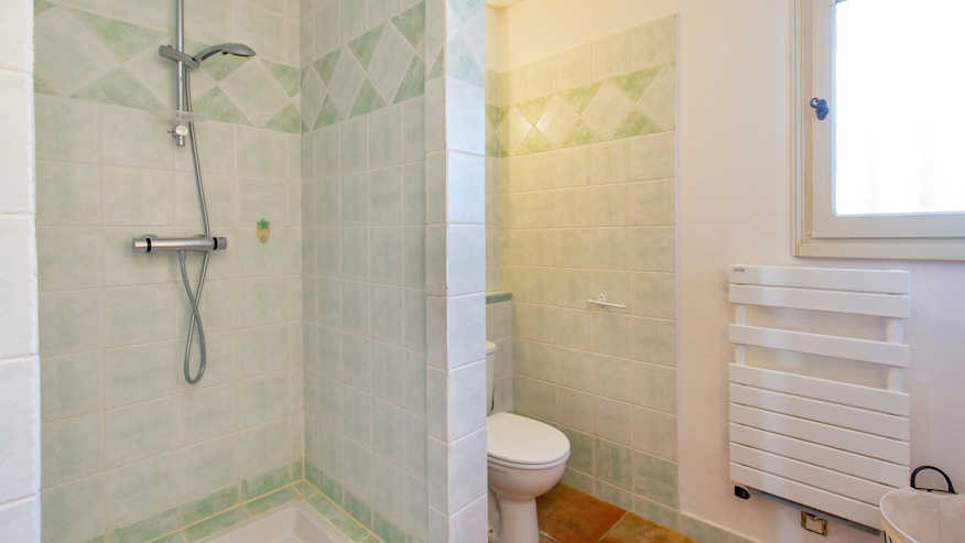 Salle de bain lumineuse de la Villa des Flots