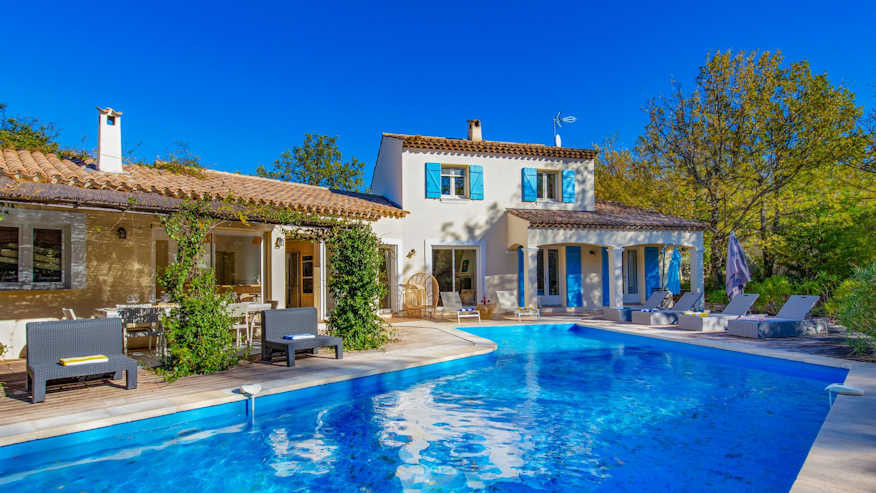 Terrasse panoramique de la Villa des Flots à Porquerolles face à la plage d’Argent