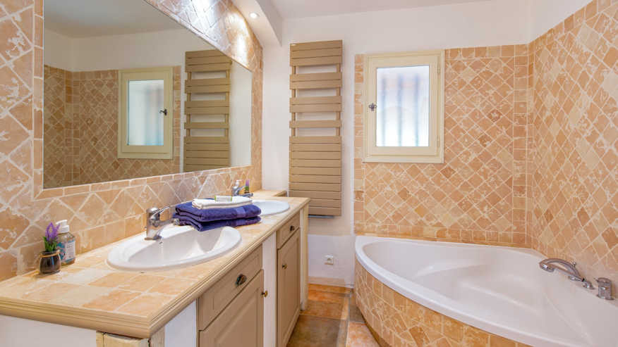 Salle de bain lumineuse de la Villa des Flots